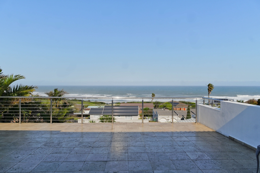4 Bedroom Property for Sale in Winterstrand Eastern Cape